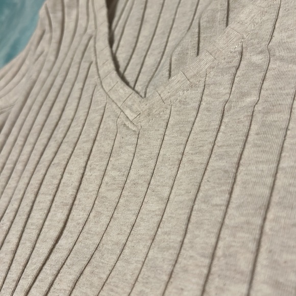 A beige cropped top - Picture 3 of 4